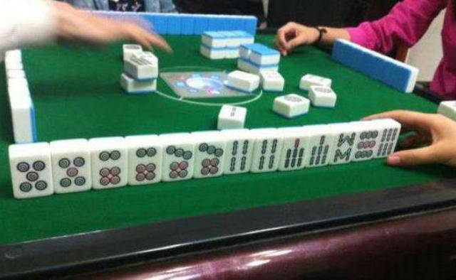 女生麻将挂饰图片高清（女生打麻将真实照片）