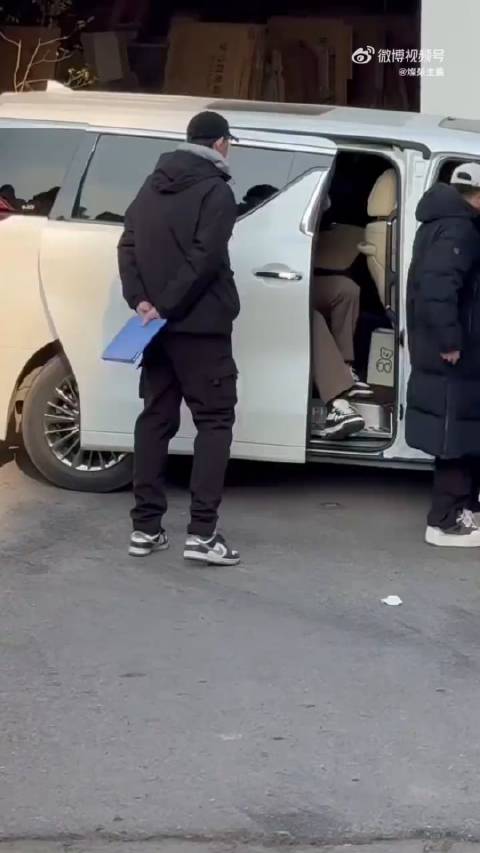 娱乐明星上班路透视频（明星上班累吗）