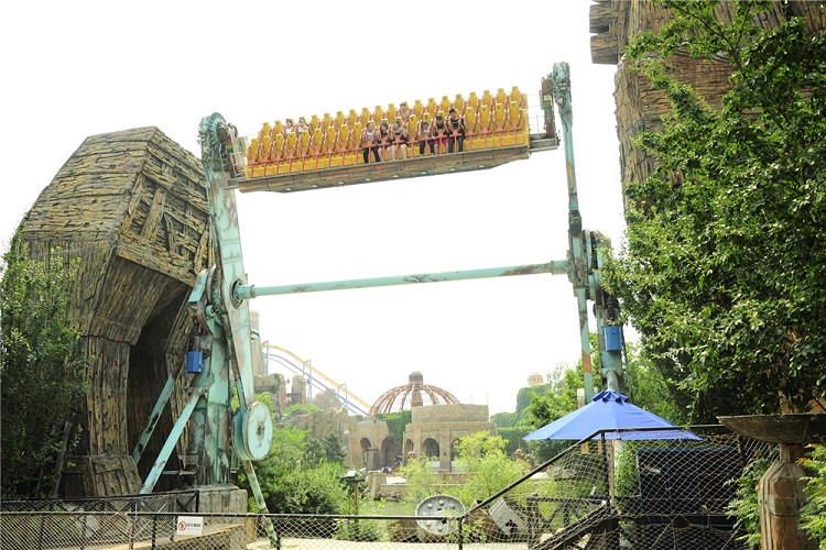 北京欢乐谷挂树上牌子（北京欢乐谷 排队）