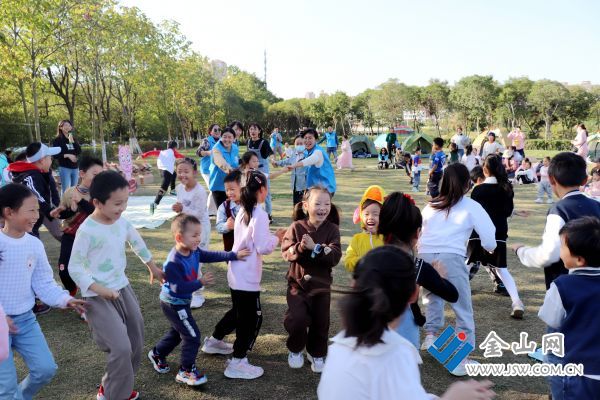 亲子互动小游戏挂金钩（亲子互动小游戏幼儿园出游）