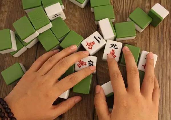 手机上玩麻将有挂么（手机打麻将能下挂吗）