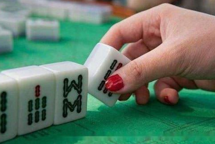 寡妇在他家挂麻将牌（寡妇打麻将歇后语）