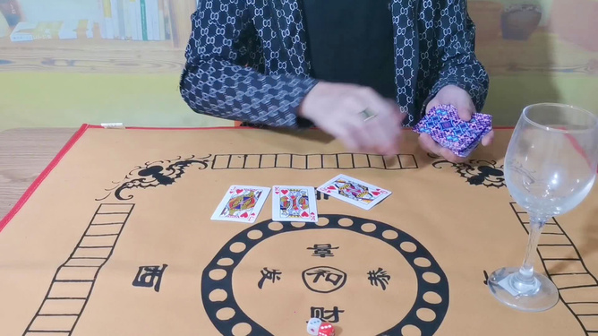 新教你‘‘实用扑克牌打三公原来确实有作假设备一《我来教教你怎么赢 》