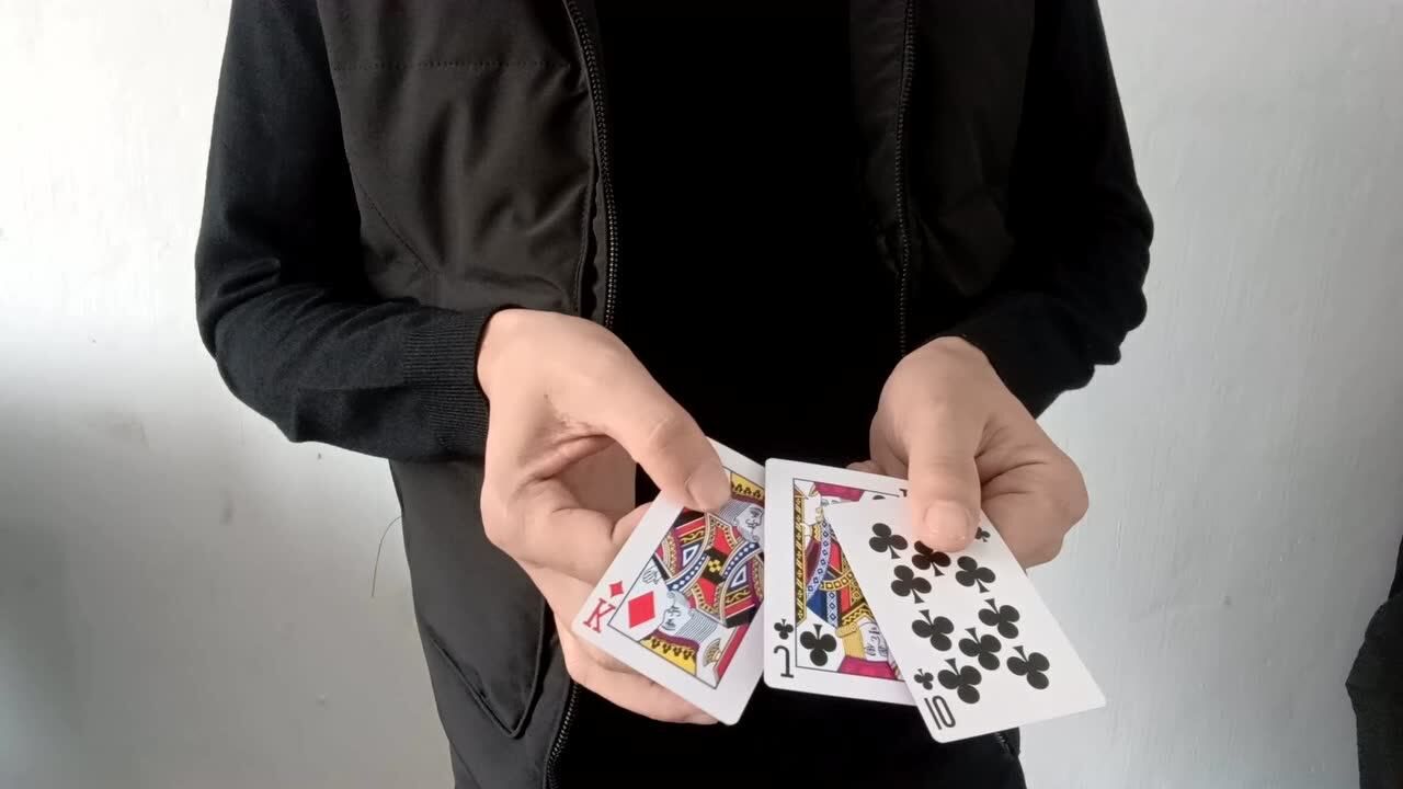教程辅助“普通扑克牌袖箭手法滑袖变牌技巧 《新浪科技 讲解窍门》