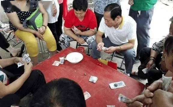 玩家必备教程民间农村扑克牌炸鸡打牌怎么玩的诀窍—详细解说+新浪科技
