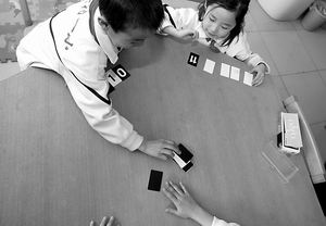 详细说明“打纸牌五张牌作弊技巧《新浪科技 讲解窍门》