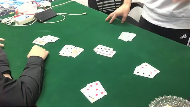 火爆全网!扑克牌三公仪器耳机报点数扑克一《我来教教你怎么赢 》